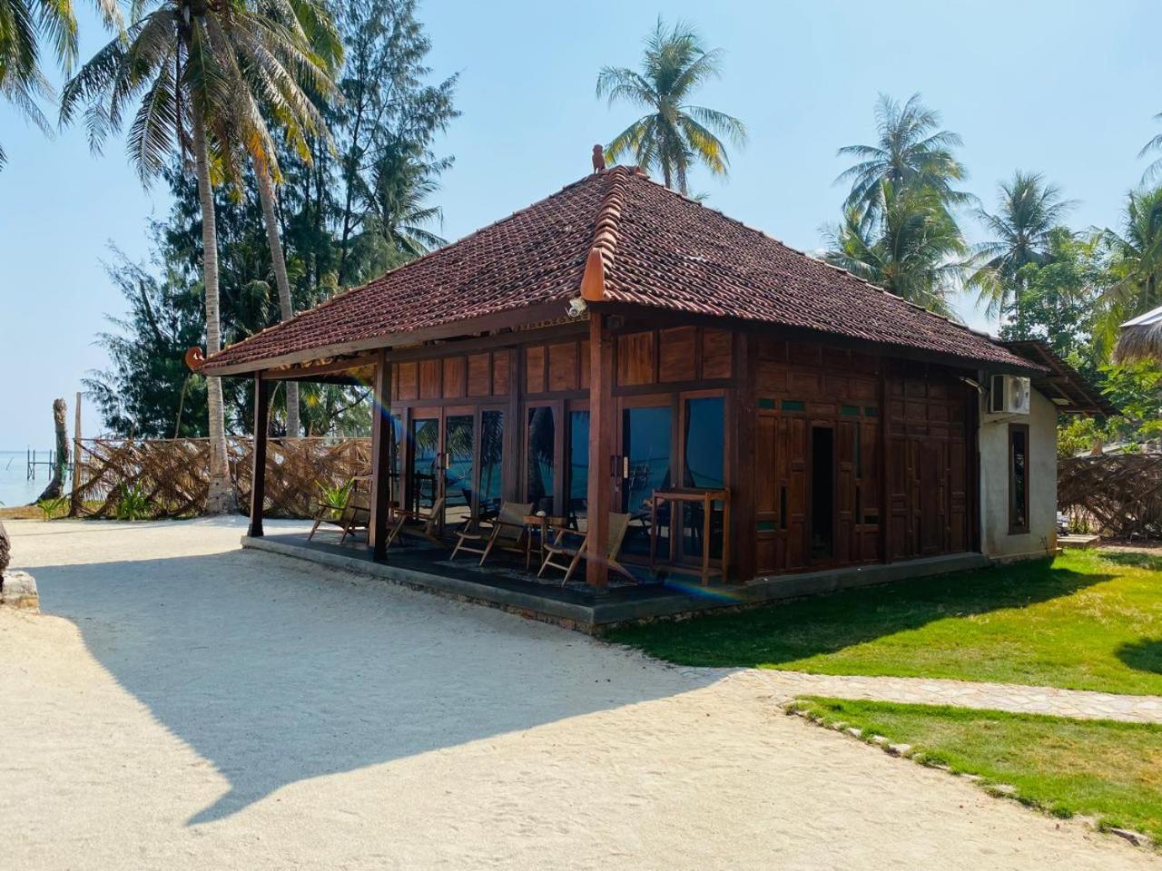 Eco Casa Hotel Karimunjawa Exterior photo